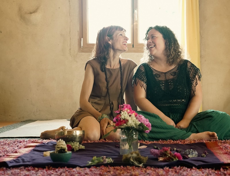 Amelia et Marion joyeuses et assises devant un bouquet