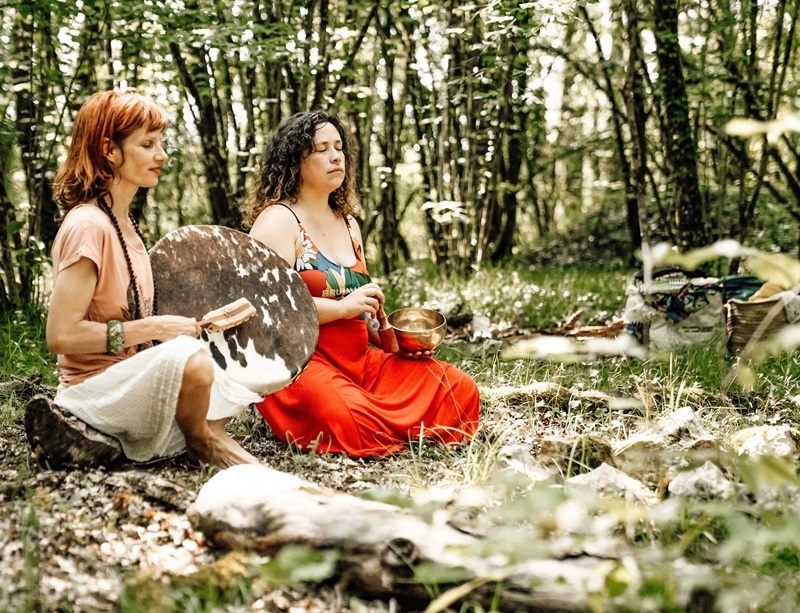 Amelia et Marion assises dans la forêt